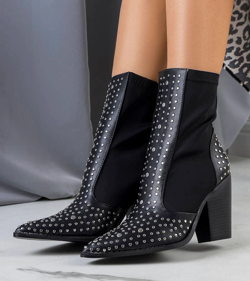 Czarne botki typu kowbojki