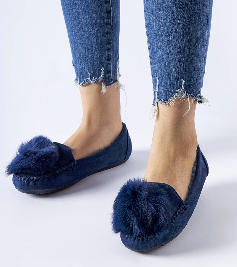 Granatowe ocieplane kapcie z pomponem