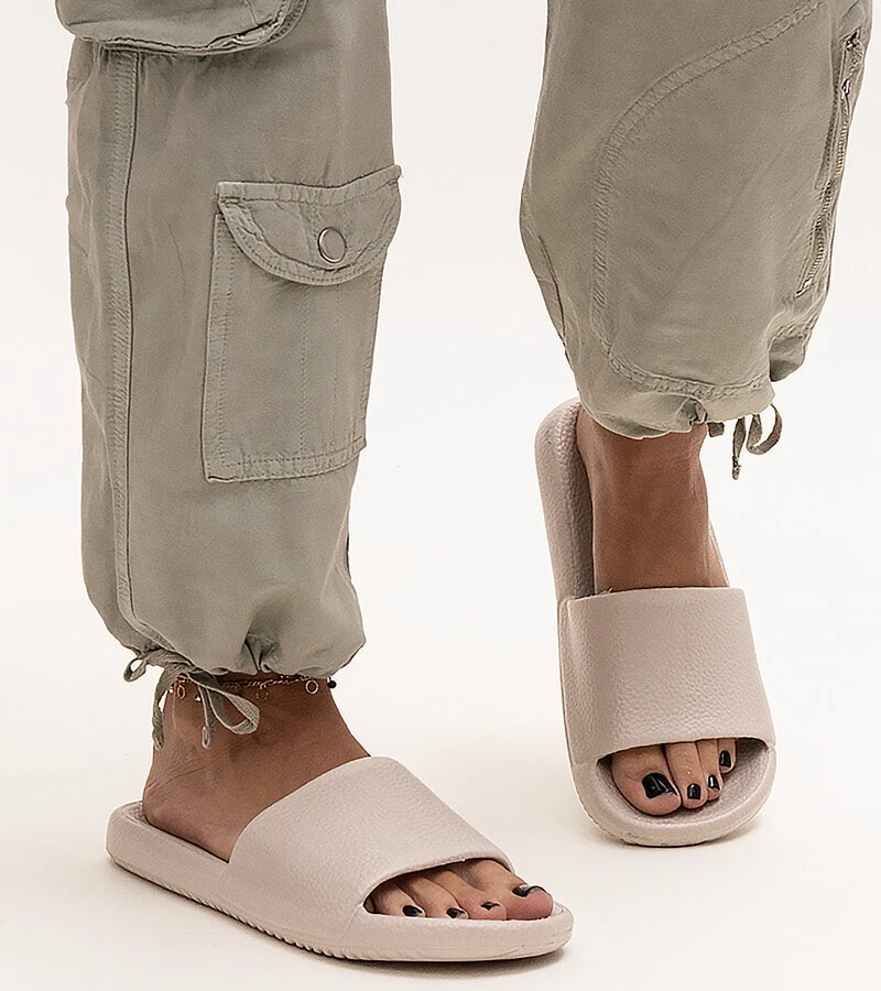 Beżowe klapki piankowe