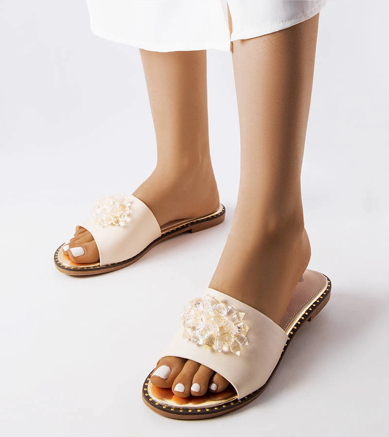 Beżowe klapki z kryształami