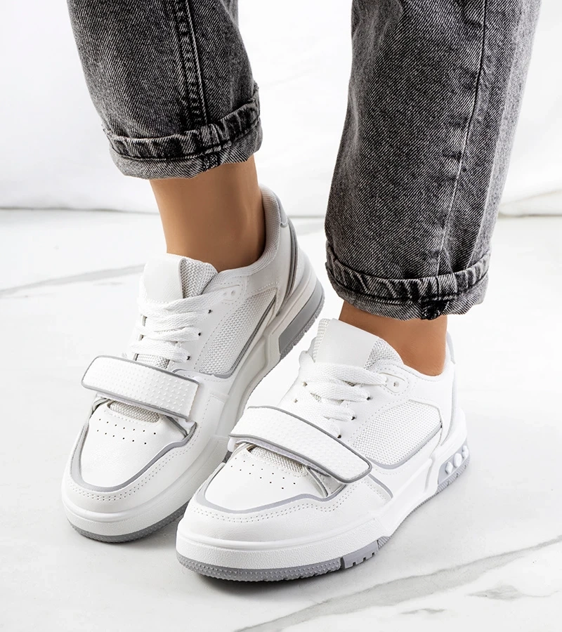 Czarne sneakersy na wysokiej podeszwie