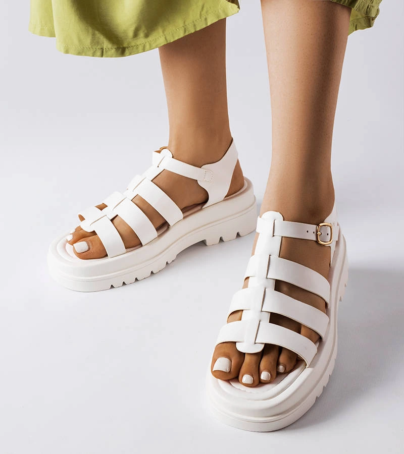 Beżowe sandały na platformie