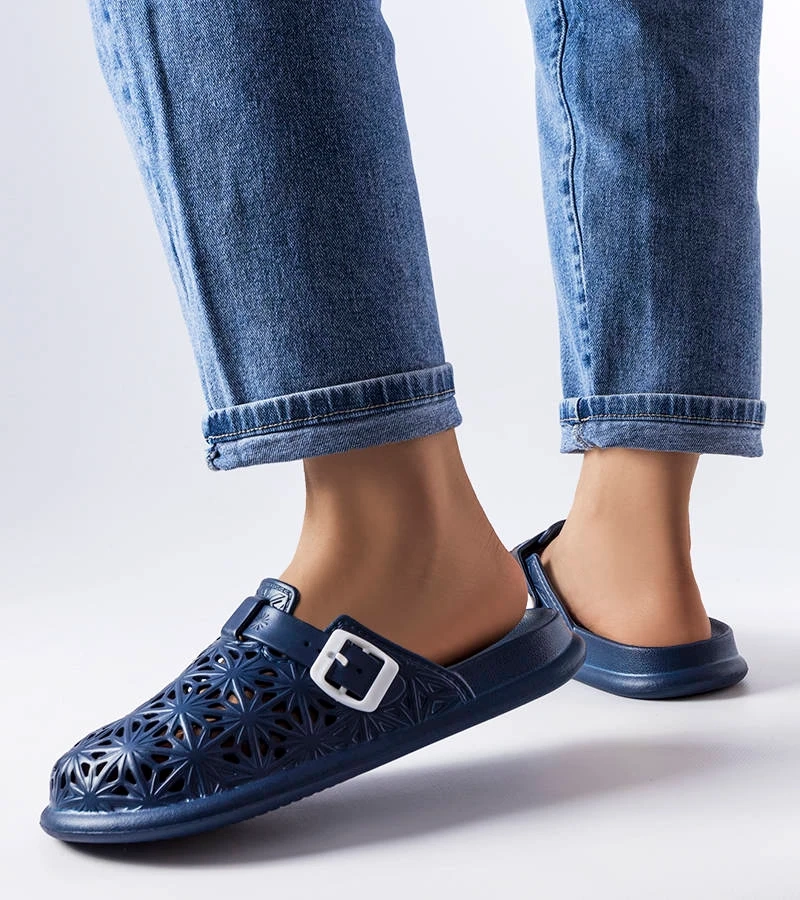 Granatowe gumowe klapki z ażurową cholewką