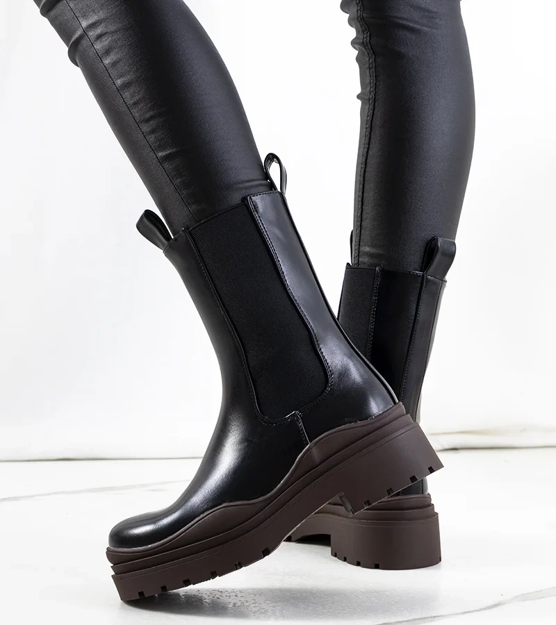 Czarne botki na brązowej platformie