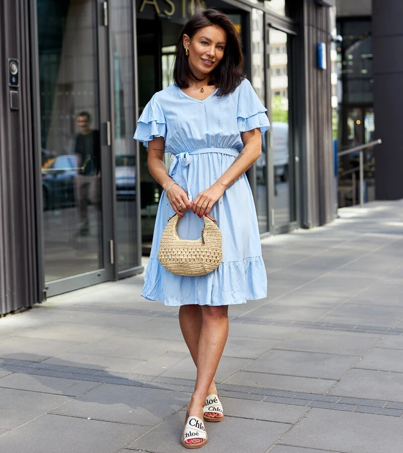 Niebieska sukienka z paskiem