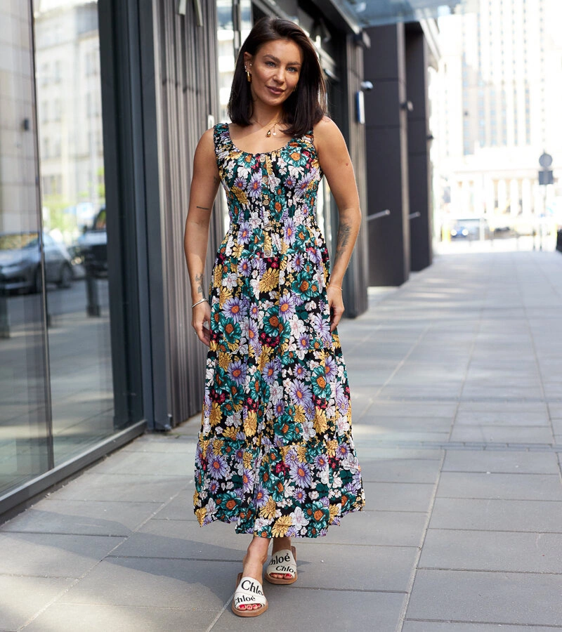 Czarna sukienka midi w kwiaty