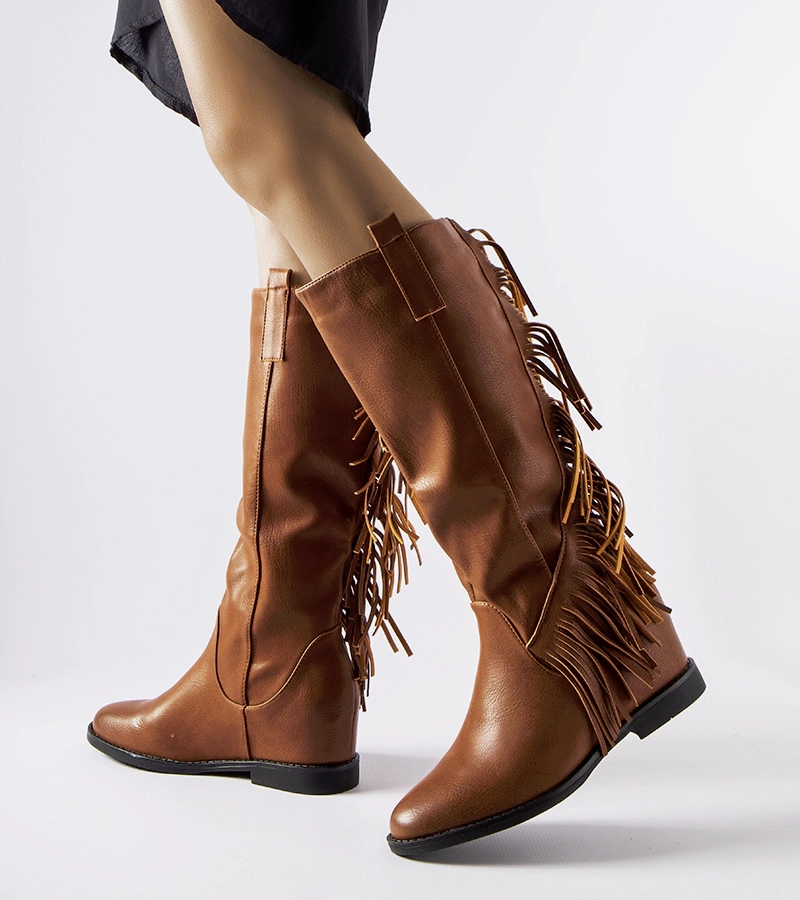 Brązowe kozaki z frędzlami na koturnie