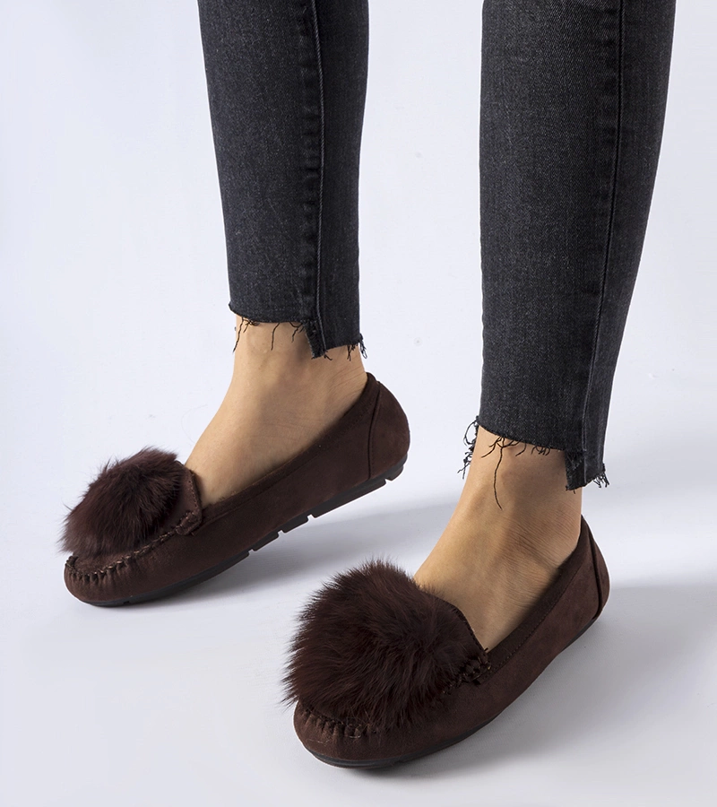 Brązowe ocieplane kapcie z pomponem