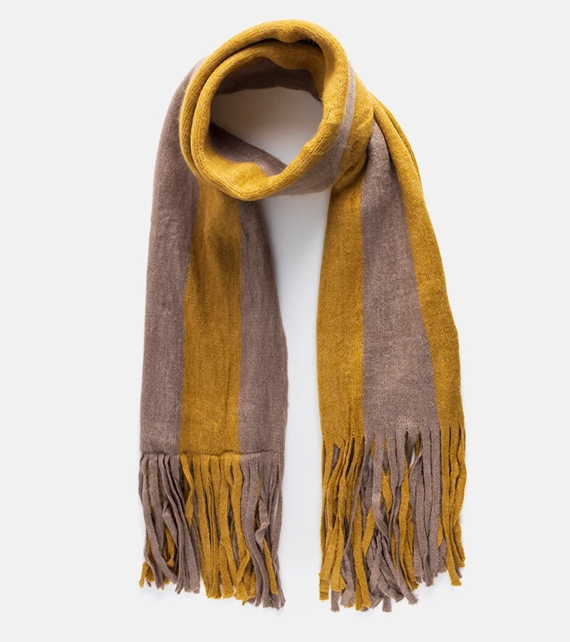 Żółty szal z frędzlami
