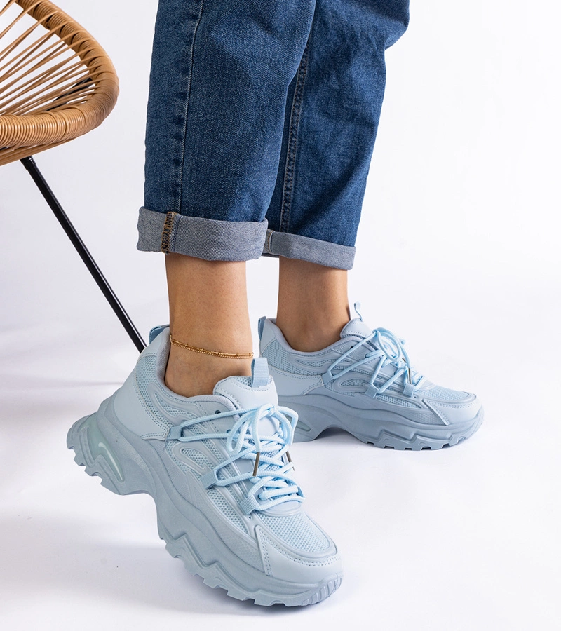 Niebieskie sneakersy sportowe na masywnej podeszwie