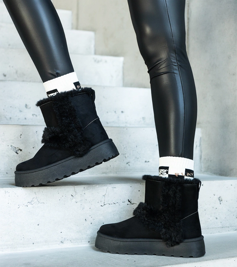 Czarne ekozamszowe śniegowce na platformie zdobione futrem