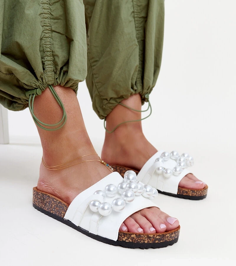 Białe klapki na korkowej podeszwie z koralami