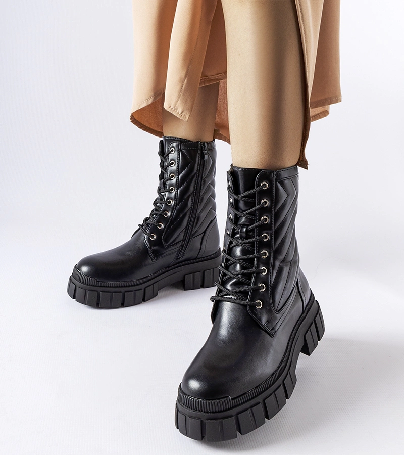 Czarne workery zdobione pikowaniem