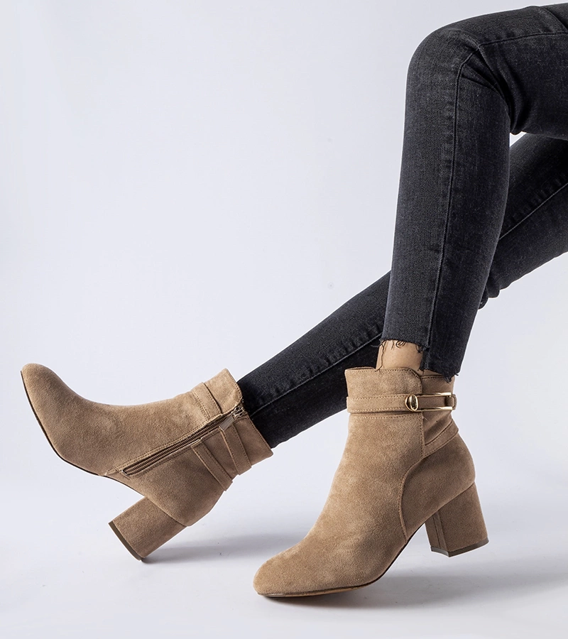 Beżowe botki na niskim słupku z klamerką