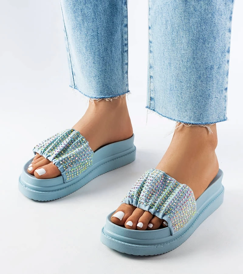 Niebieskie klapki na platformie z cyrkoniami