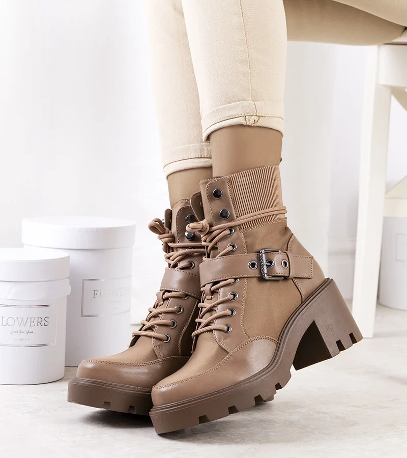 Brązowe militarne botki na słupku