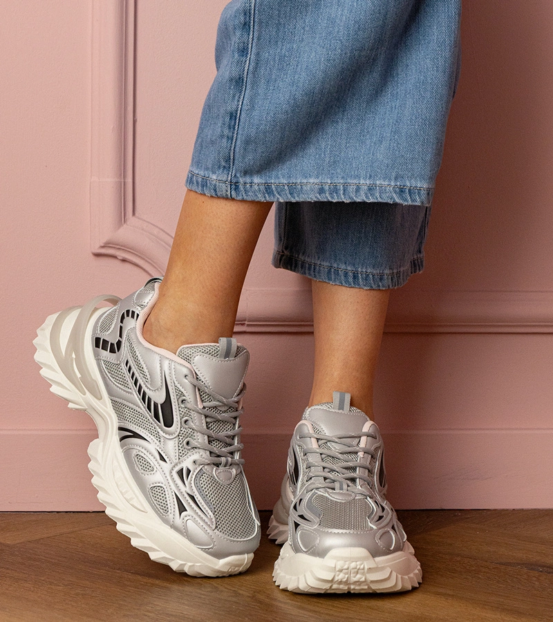 Hers Srebrne sneakersy sportowe na stylowej podeszwie