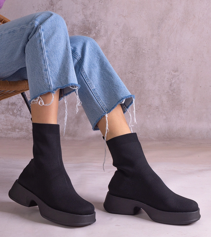 Czarne botki z elastyczną cholewką