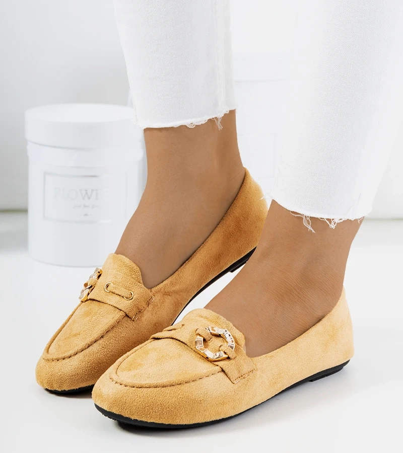 Klasyczne beżowe mokasyny