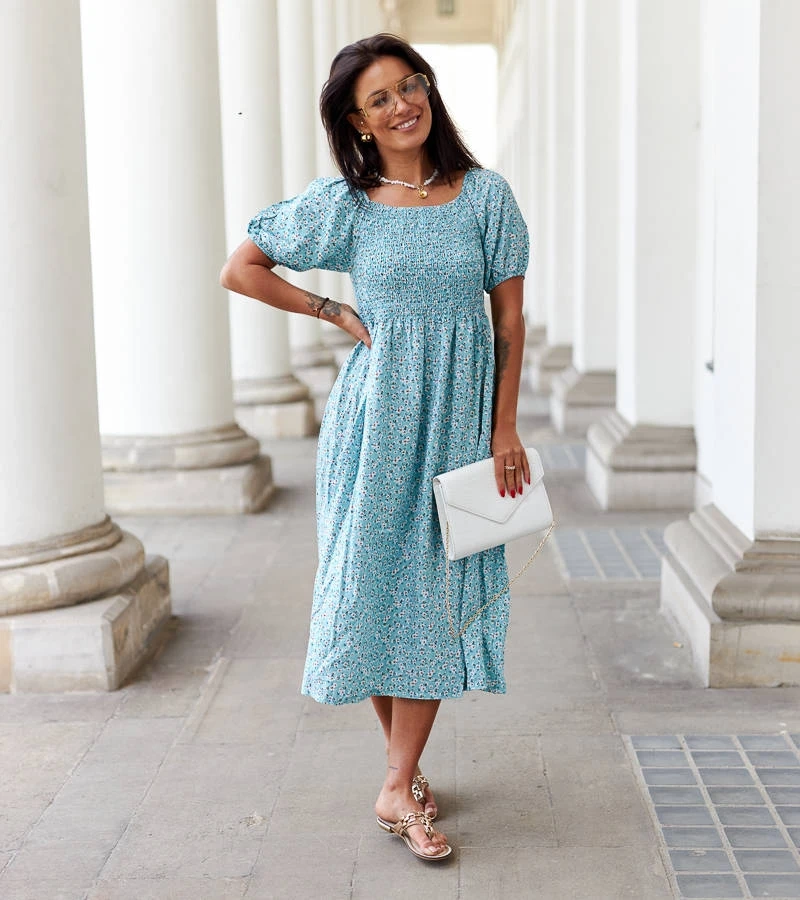 Niebieska sukienka midi w kwiaty