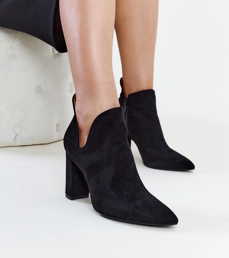 Czarne asymetryczne botki na słupku