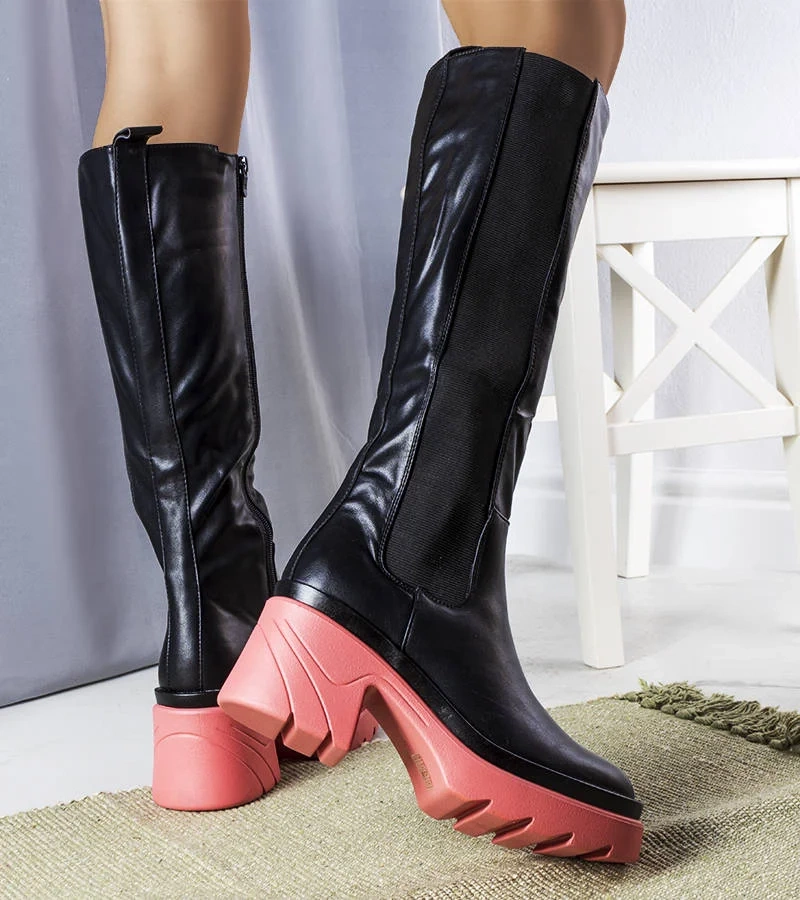 Czarne kozaki na różowej platformie