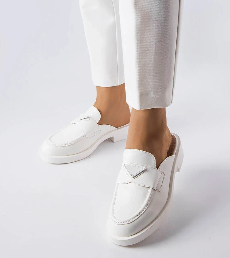 Białe klapki z zabudowanym noskiem i metalową ozdobą