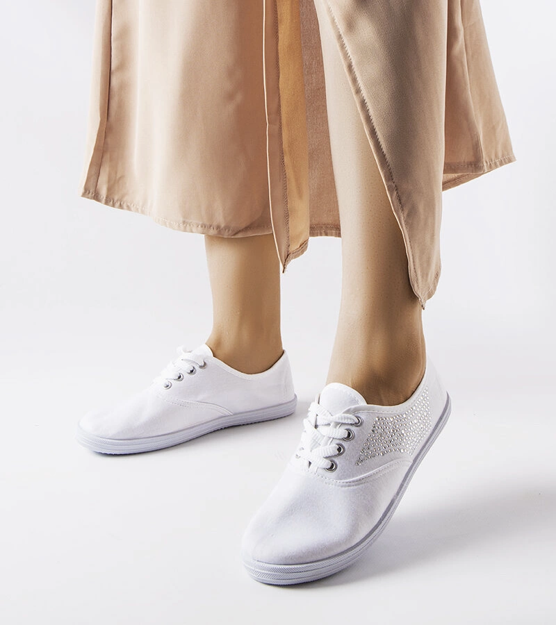 Białe tenisówki z cyrkoniami