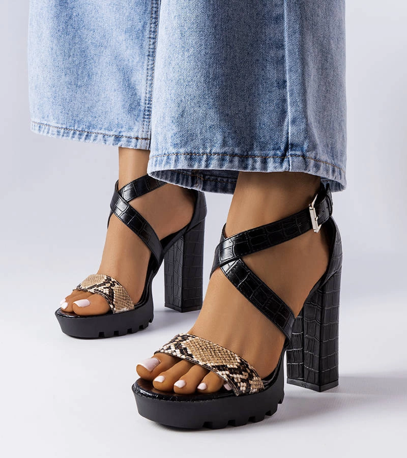 Brązowe sandały na słupku z wężowym printem