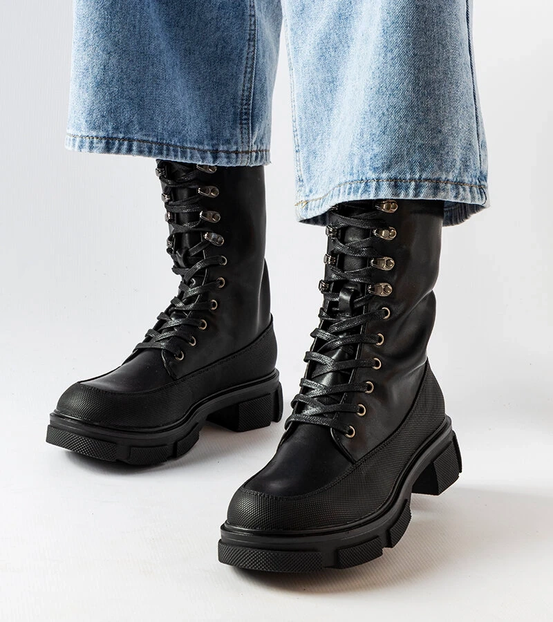 Czarne botki na grubej podeszwie