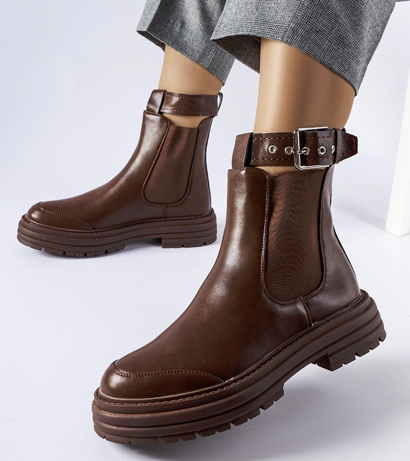 Brązowe botki z ozdobnym zapięciem