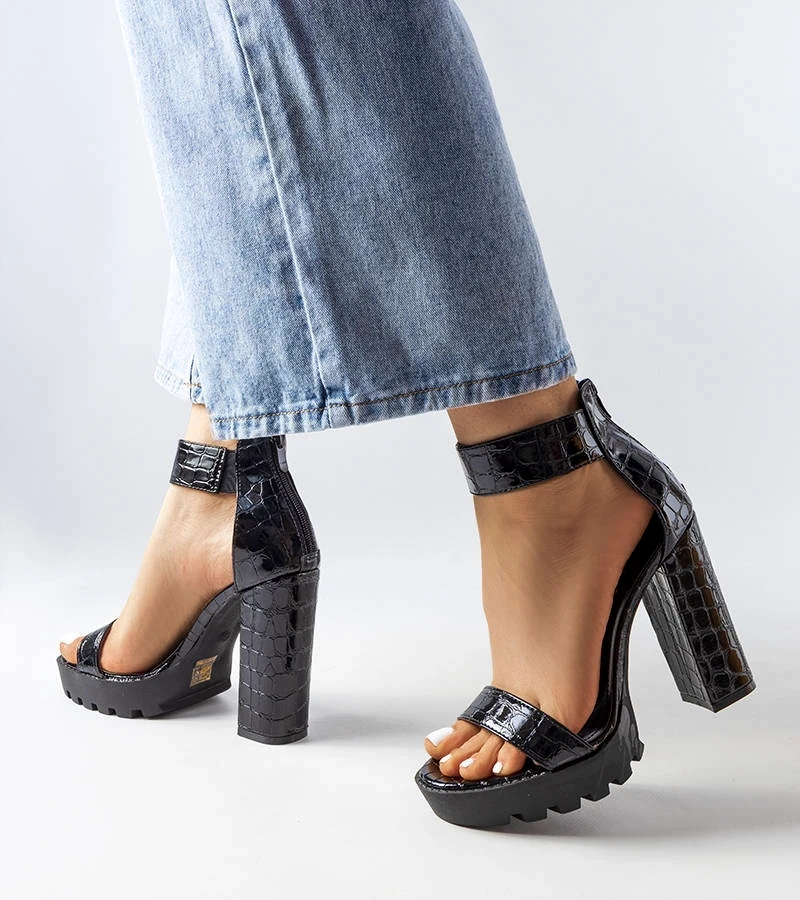 Czarne sandały na słupku z wężowym printem