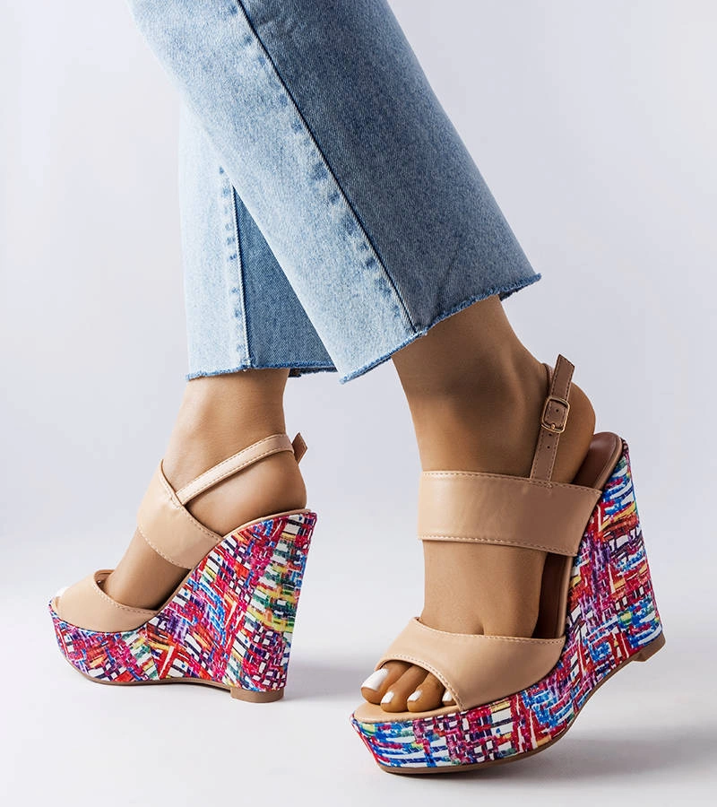 Beżowe sandały na kolorowej koturnie