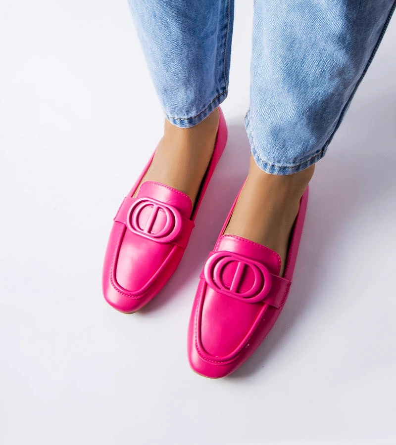 Różowe mokasyny z plastikową klamerką