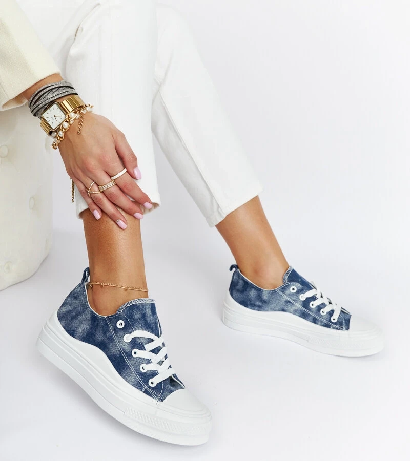 Granatowe trampki na wysokiej podeszwie