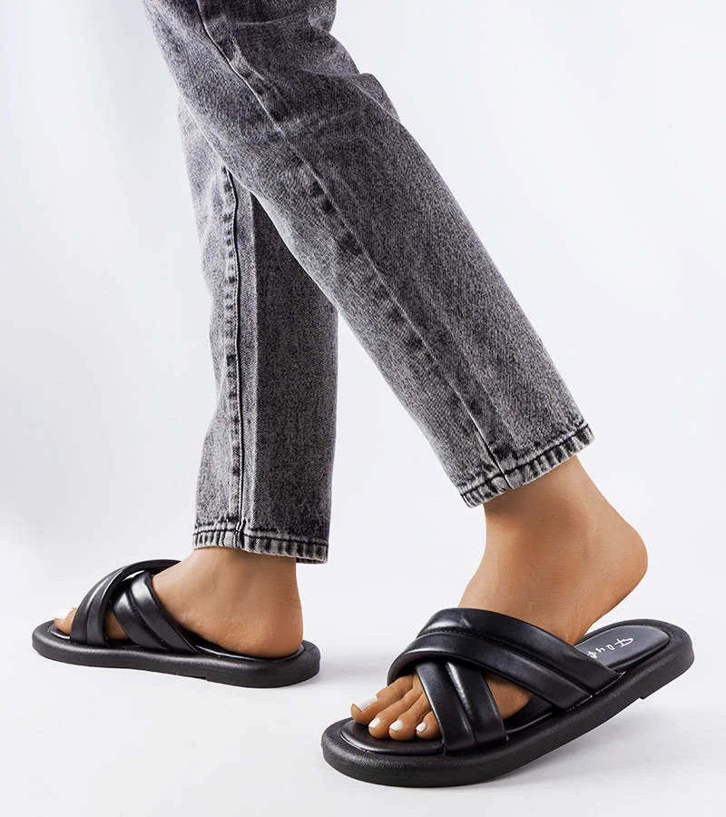 Czarne klapki z ozdobną cholewką