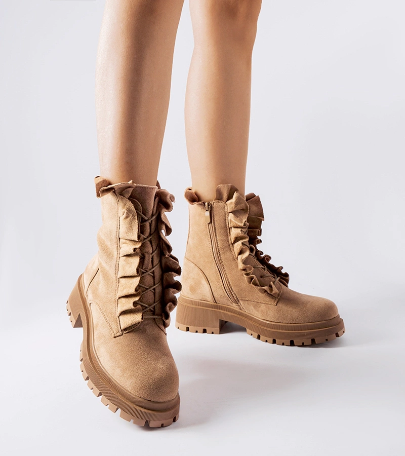 Beżowe botki z falbankami eko-zamsz