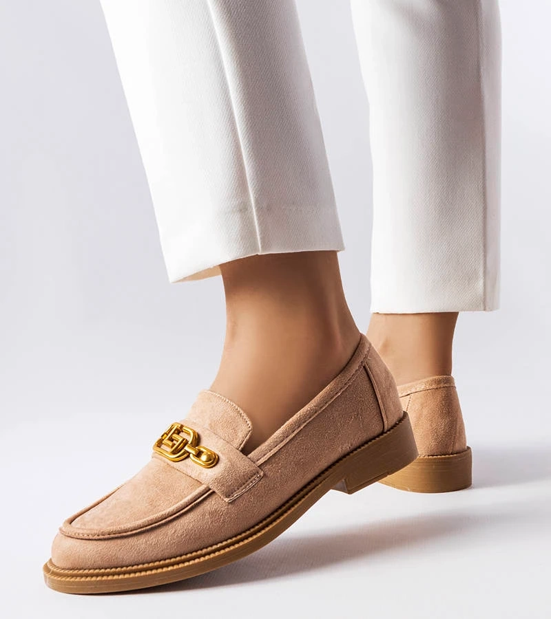 Beżowe mokasyny z eko-zamszu zdobione złotą aplikacją