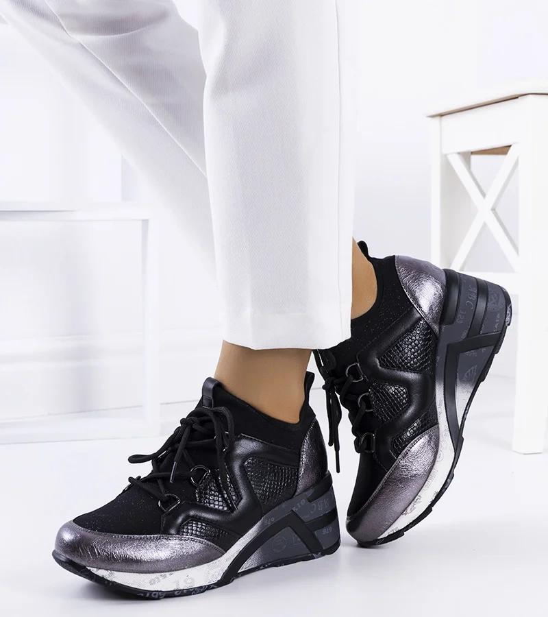 Błyszczące czarne sneakersy na koturnie