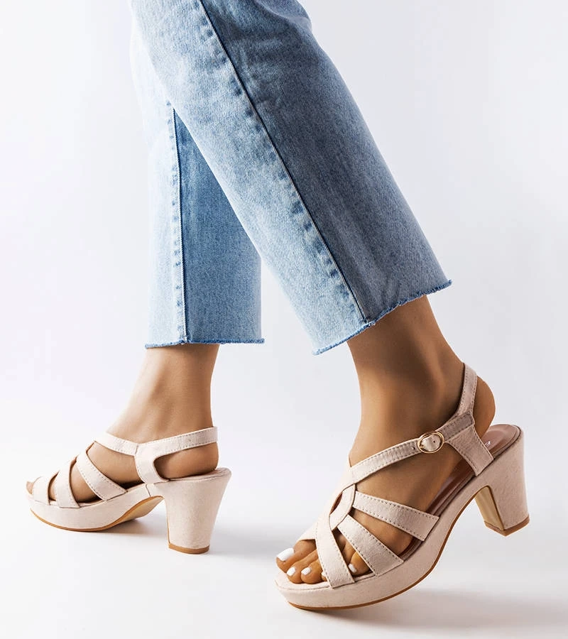 Beżowe sandałki na słupku