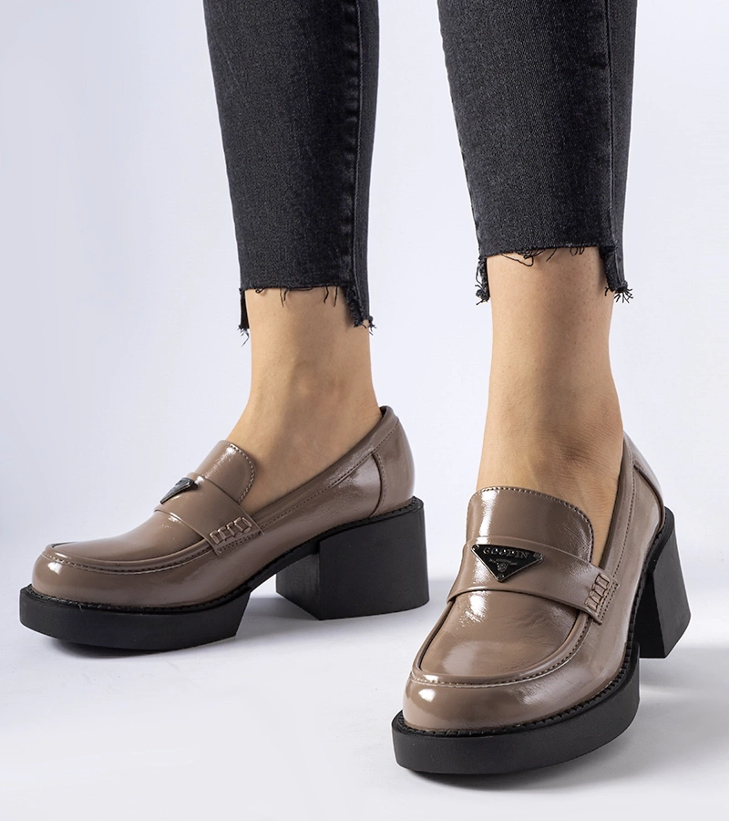 Brązowe lakierowane półbuty ze skórzaną wkładką