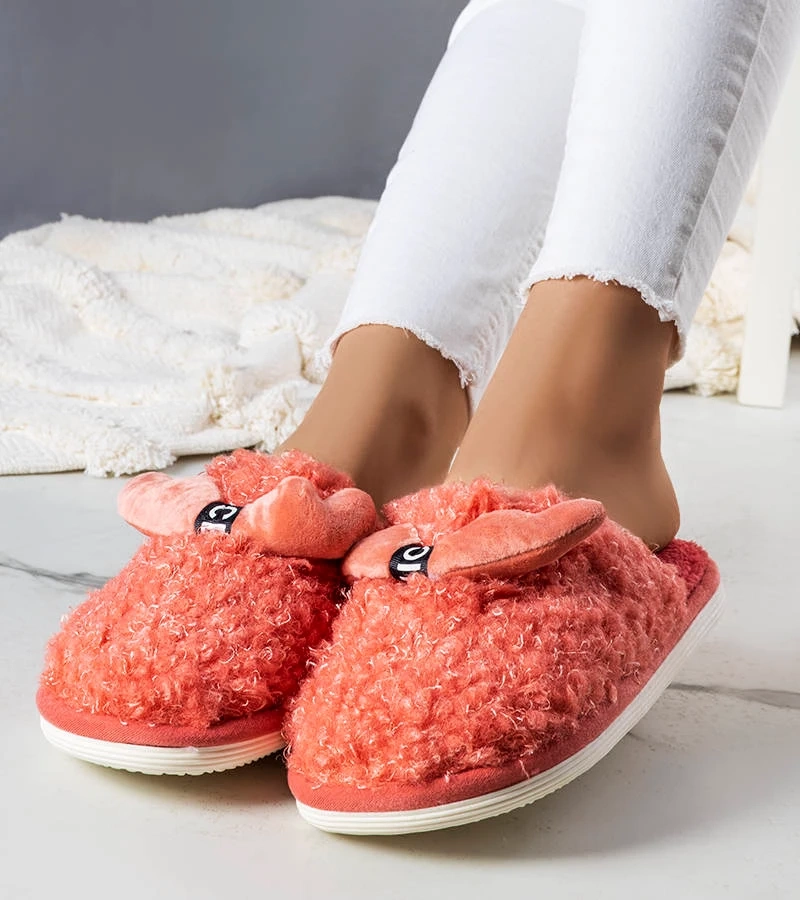 Ciemnoróżowe puchate kapcie