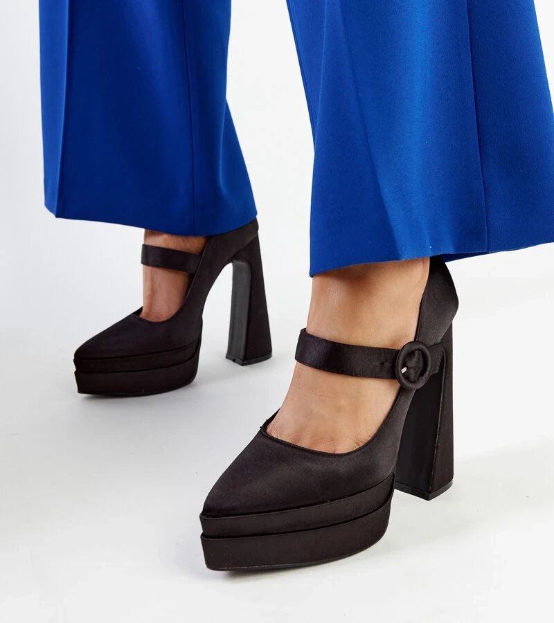 Czarne czółenka na wysokim słupku