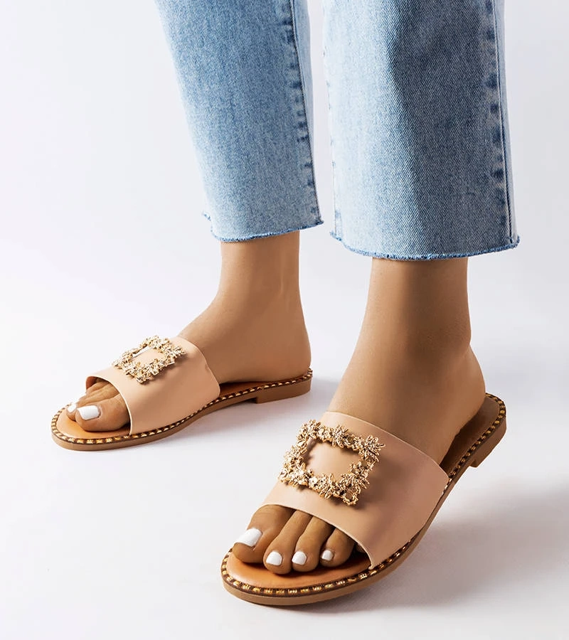 Beżowe klapki z ozdobą