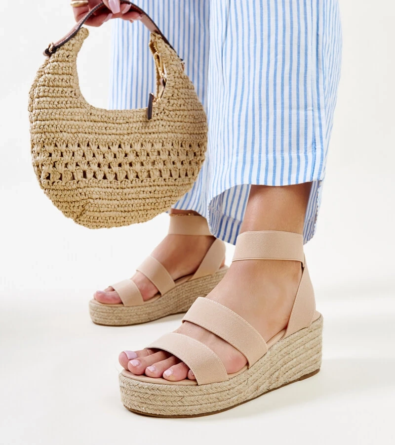 Beżowe sandały na koturnie