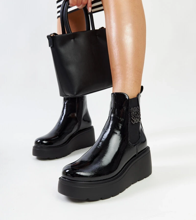 Czarne ocieplane botki na koturnie lakierowane