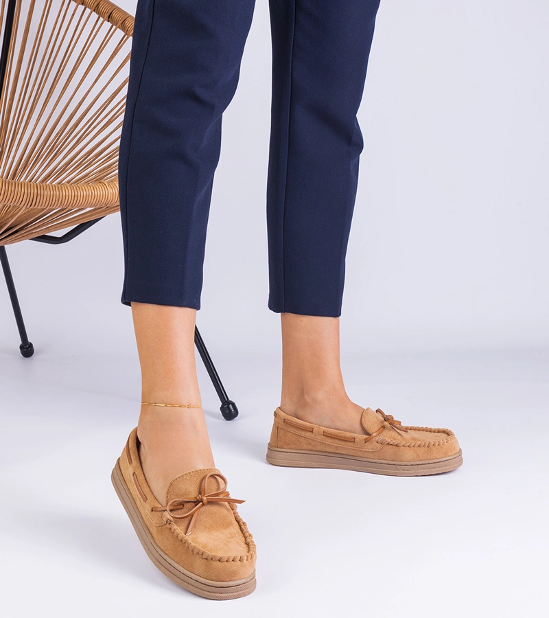 Hers mokasyny damskie brązowe z ekozamszu z kokardką