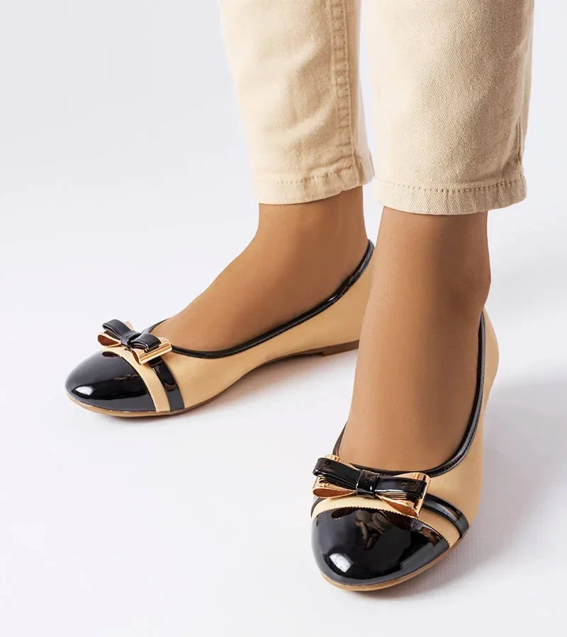 Czarno-beżowe balerinki z kokardką i lakierowanym noskiem