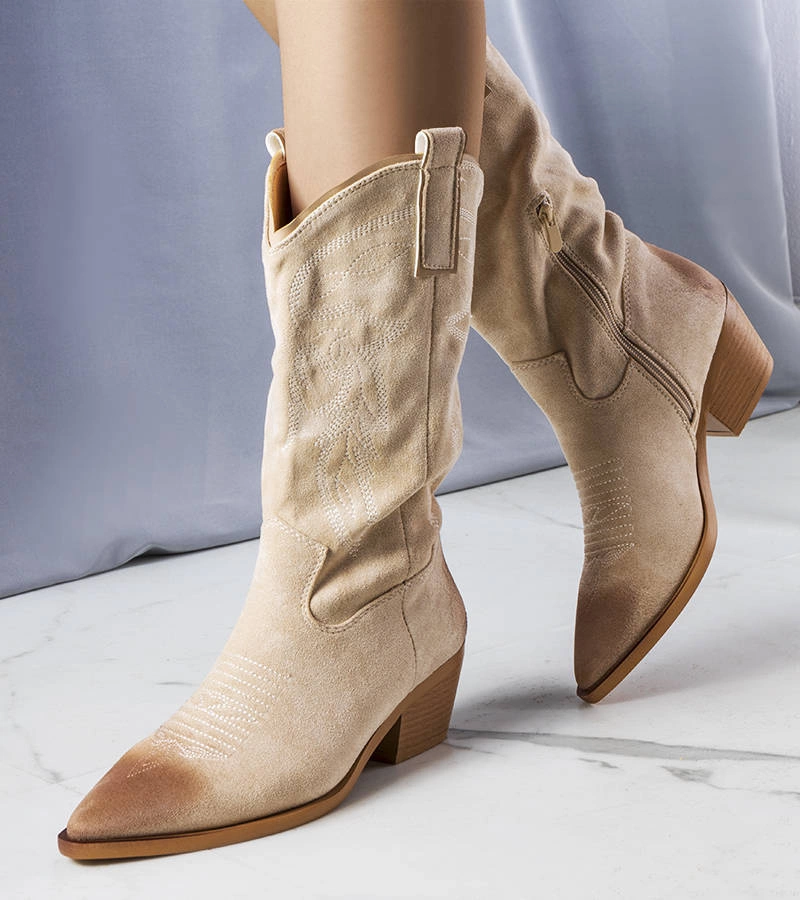 Klasyczne beżowe kowbojki wykonane z eko-zamszu