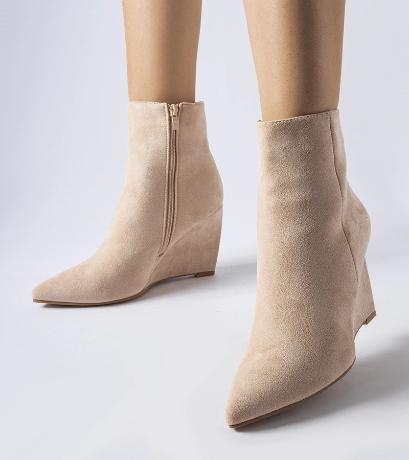 Beżowe szpiczaste botki na koturnie